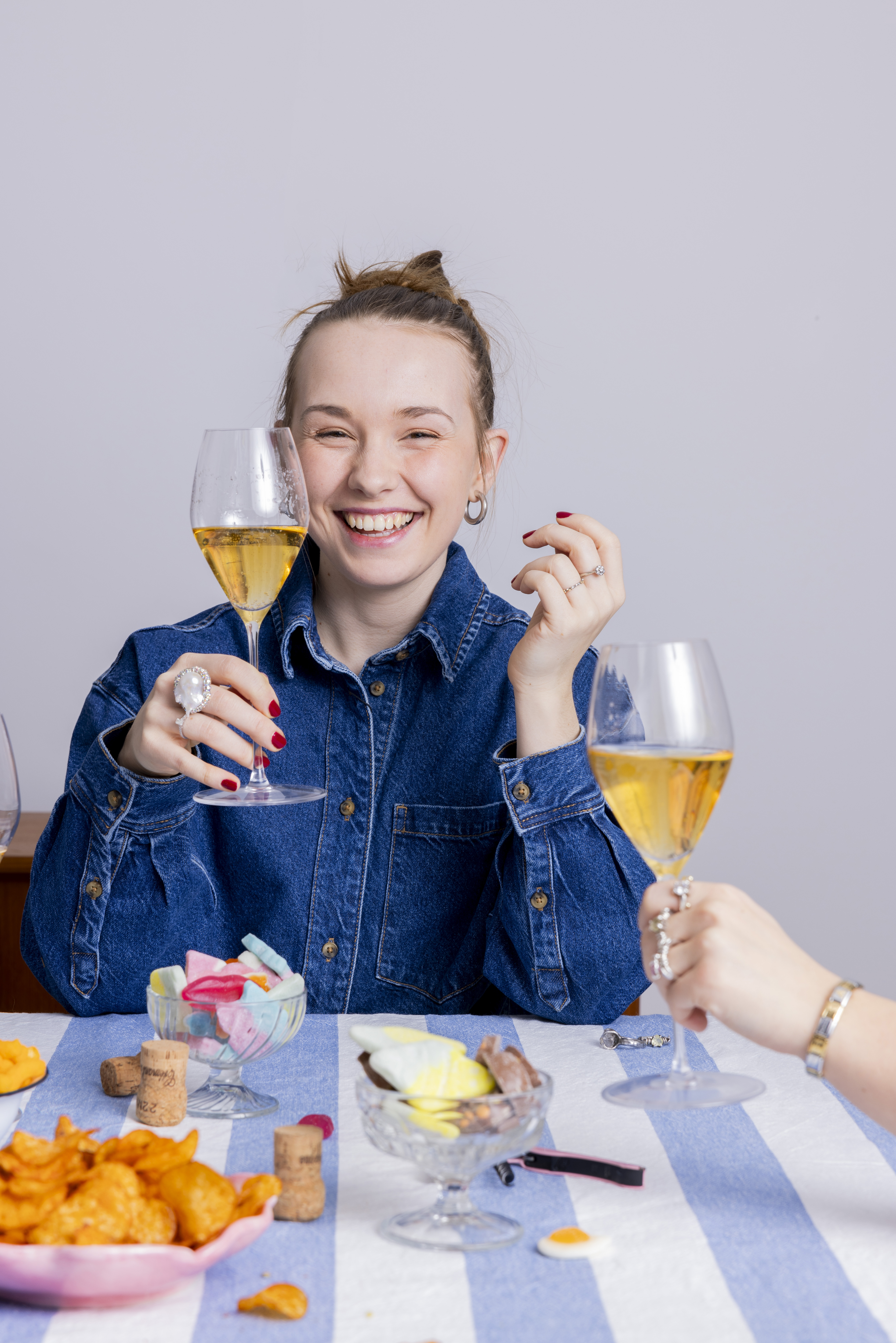 Thea som smiler med et champagne glass